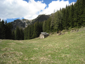 Radura con baita salendo in Val Carisole