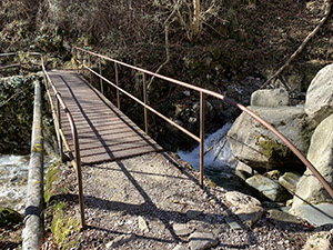 Uno dei ponticelli sul torrente