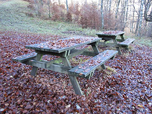 Tavoli accanto alla casa scout