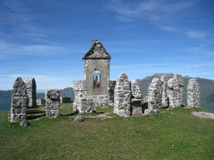 La chiesetta circondata dalla pietre