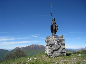 La Madonnina dei Canti e il Resegone