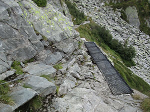 Passerella traforata e catena