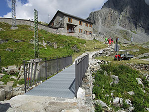 Il ponte sotto alla diga e la casa dei guardiani