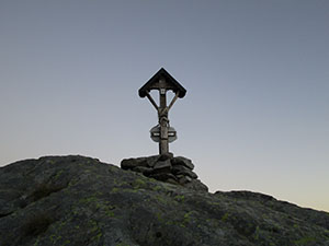 La croce tra il rifugio e la diga