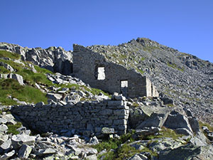 Ruderi oltre il rifugio, sul Sentiero Antonioli (m. 2630)