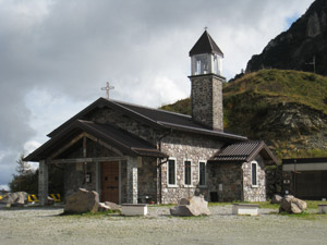 La chiesa in fondo al parcheggio