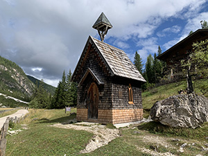 La chiesetta poco sotto al rifugio