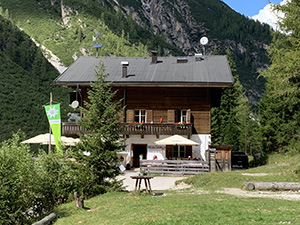 Veduta laterale del rifugio