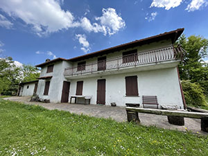 La cascina in cima al Monte Fratta