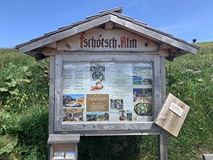 Bacheca e menu della Baita Tschtsch