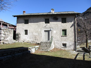 Il Rifugio Uschione (lato verso la chiesa)