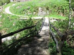 Il ponticello che attraversa il torrente verso lˈagriturismo