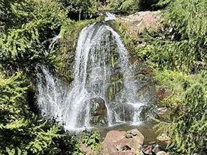 Una cascata originata da un salto del Troggia