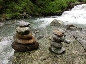 Ometti accanto al torrente