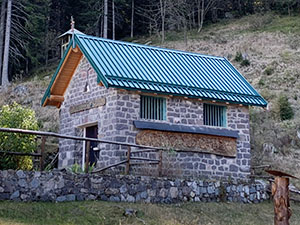 La chiesetta accanto al rifugio