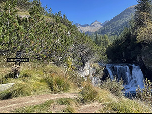 La Croce accanto alla cascata