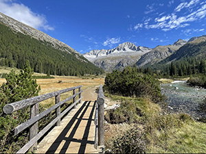 Entriamo nella grande piana percorsa dal Torrente Chiese