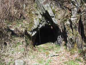 Una grotta lungo il percorso da Spriana