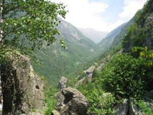 Il puntino bianco al centro  il rifugio visto dal sentiero da Carnale