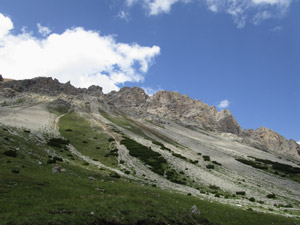 La montagna che si sgretola sul versante nord del Passo Alpisella