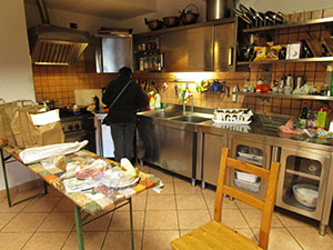 Interno del rifugio: la cucina,