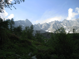 Al centro cominciamo a vedere il Sass Carlasc