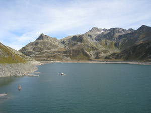 Il Lago di Montespluga. Inizio del percorso lungo la Val Schisarolo