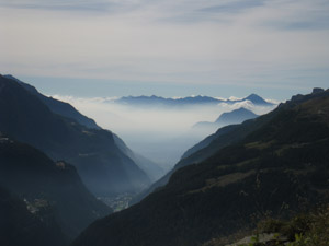 Nel panorama a valle domina la nebbia