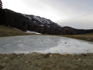 La pozza ghiacciata a monte del rifugio