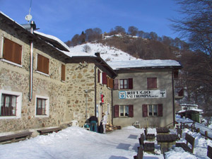 Veduta invernale del rifugio