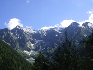 Al termine del bosco appare la testata della valle