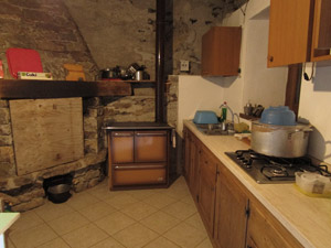 Interno: camino, stufa e cucina