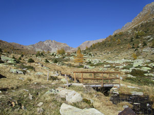 Il ponticello che precede lˈarea pic-nic con il Baitello di Varadega