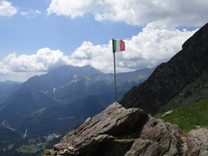 La bandiera su di un masso