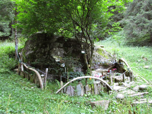 Masso trasformato in cappella