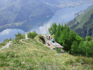 Dalla cima veduta del bivacco, della croce e del lago