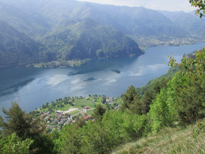 La vista sul lago ci accompagna lungo il cammino