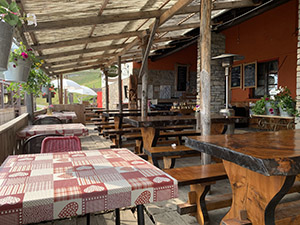 I tavoli sotto la veranda del Rifugio Venini