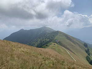Uno sguardo dietro di noi verso i monti Crocione e Tremezzo
