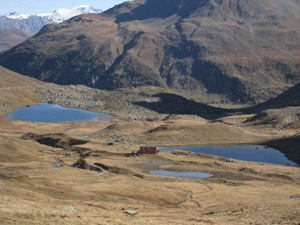 Il rifugio circondato dai laghetti