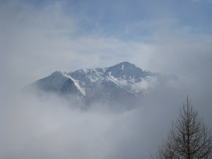 Spunta la Grigna dalle nebbie