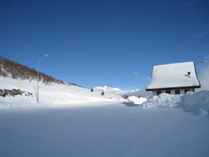 Il parcheggio innevato a Giumello