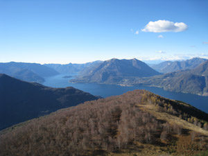 Il Matoch in primo piano; il lago e sullo sfondo i Monti Crocione e Tremezzo
