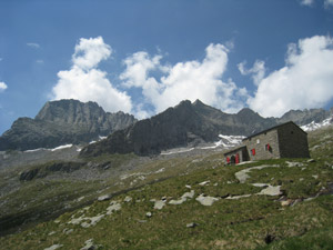 Il rifugio, il Sasso Manduino e la Punta Magnaghi