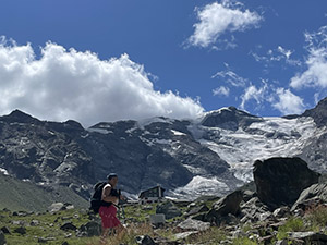 Il Rifugio Zamboni Zappa (al centro) e un ghiacciaio