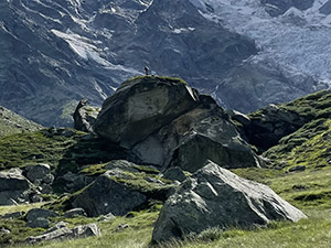 Croce in cima ad un grande masso