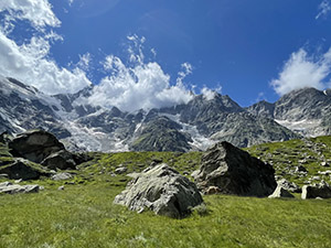 Al termine del prato proseguiamo verso il Lago delle Locce