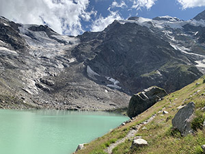 Uno scorcio del lago con vista sui ghiacciai