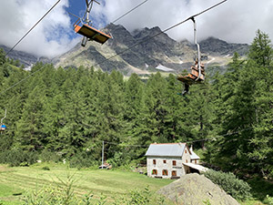 Sottopassiamo il secondo tronco della seggiovia Burki-Belvedere