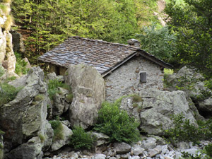 Solitaria casa alla destra del torrente